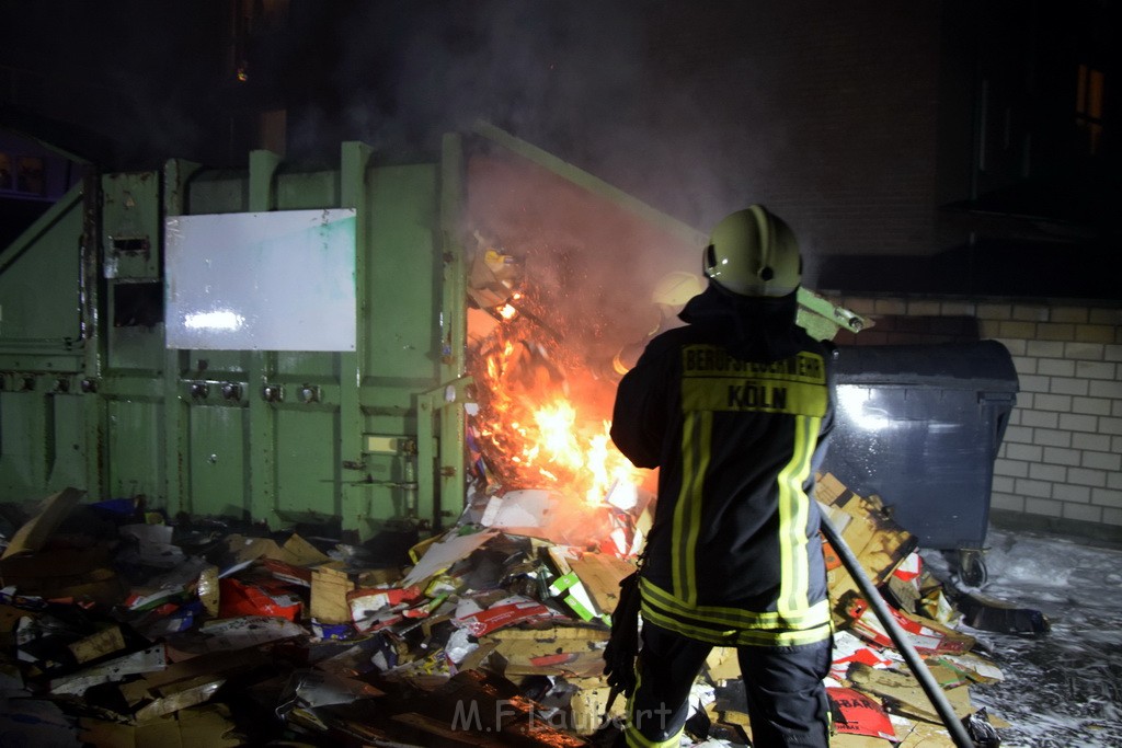 Feuer Papp Presscontainer Koeln Hoehenberg Bochumerstr P292.JPG - Miklos Laubert